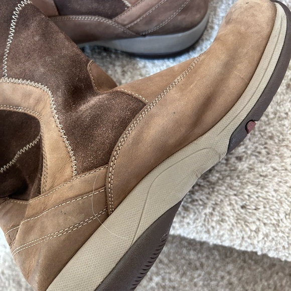 Dansko Cynthia Suede Shearling Lined Waterproof Boots in Brown. EUC. 39. - Picture 11 of 15